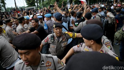 Demo Tolak Permenhub, Aliando Saling Dorong dengan Polisi