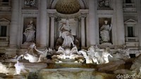 Air mancur Trevi memiliki tinggi 26,3 meter dan lebar 49,15 meter. Air mancur ini merupakan air mancur Baroque tertinggi di Roma. (Ardhi/detikTravel)