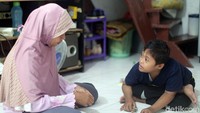 Memiliki anak berkebutuhan khusus yang berusia 10 tahun membuat Suhartini harus rajin mengenalkan dunia. Saat-saat naik motor dimanfaatkan Suhartini untuk mengajarkan Arief soal dunia.
