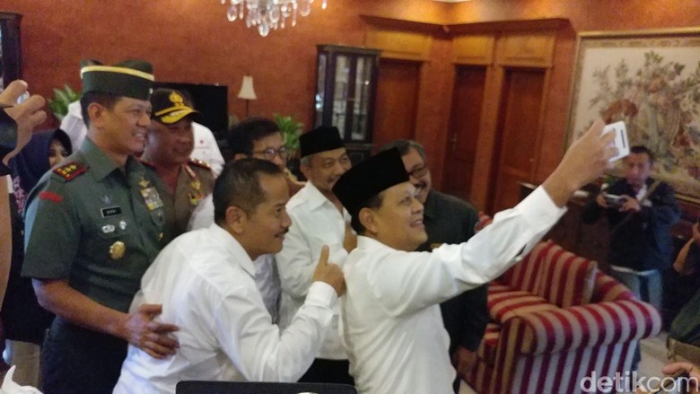Ngopi Pagi dan Swafoto Sudrajat-Syaikhu Bareng Forkopimda Jabar Ngopi Pagi dan Swafoto Sudrajat-Syaikhu Bareng Forkopimda Jabar