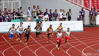 Para atlet lari Indonesia Fadlin, Muhammad Zohri, Eko Rimbawan, dan Yaspi Boby berhasil memenangi final lari estafet 4 x 100 meter putra.