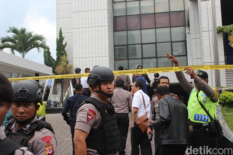 Kantor BRI Garut Diteror Bom, Tim Gegana Sisir Lokasi Kantor BRI Garut Diteror Bom, Tim Gegana Sisir Lokasi