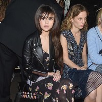 Tas Coach terbaru juga melengkapi penampilannya. Siapa pilihanmu? Park Shin Hye atau Selena Gomez?  Foto: Getty Images