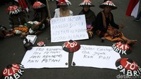 Aksi ini adalah aksi lanjutan para petani Kendeng dalam menolak Pabrik Semen di Rembang, Jawa Tengah.