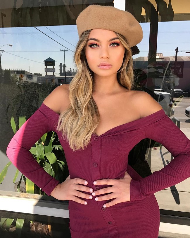 Sofia Jamora lahir di California dan tinggal di Los Angeles, Amerika Serikat. Wanita bermata hijau ini memiliki wajah yang khas karena dia keturunan Hawaii. Foto: Instagram