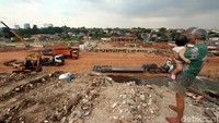 Proyek ini juga sempat mengalami kecelakaan konstruksi pada awal tahun lalu, di mana box girder untuk pembangunan simpang susunnya ambrol. Namun kejadian tersebut diyakini tak mempengaruhi target pengoperasian, dan dipercaya bisa rampung pada bulan April mendatang.