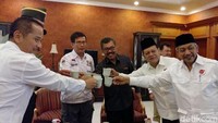 Sejumlah pejabat tergabung Forum Koordinasi Pimpinan Daerah (Forkopimda) Jabar berkunjung ke seluruh pasangan calon (paslon) yang bertarung di Pilgub Jabar 2018. Kali pertama Forkopimda mengunjungi paslon nomur urut 3, Sudrajat-Ahmad Syaikhu (Asyik).
