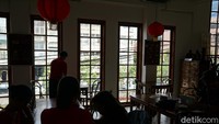 Dulunya, bangunan ini adalah sebuah toko obat di zaman Belanda. Namun, kemudian tutup dan terbengkalai, sehingga pada 2015, dibuatlah sebuah kafe teh Pantjoran Tea House (Shinta/detikTravel)