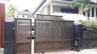 Seseorang yang keluar dari dalam rumah mengonfirmasi bahwa rumah itu beberapa kali didatangi Fuad Amin. Kunjungan terakhir disebut sekitar dua bulan lalu. Namun informasi yang diterima, Fuad Amin mengunjungi rumah itu beberapa hari lalu. (Foto: Mukhlis Dinilah/detikcom)