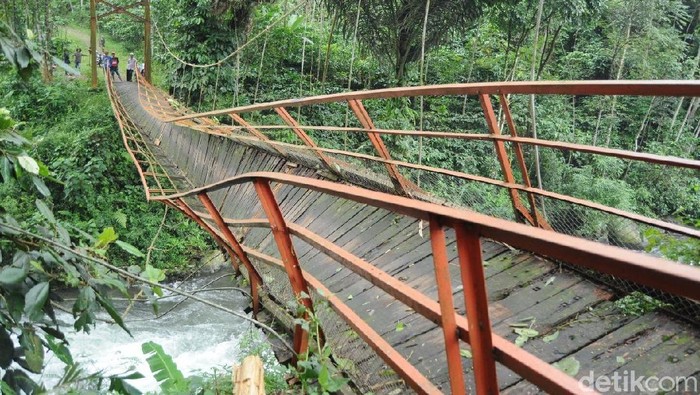 Tertimpa Pohon, Jembatan di Batang Ini Miring dan Nyaris Roboh