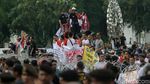 Mobil Aliando Terparkir Mengular di Jalan Merdeka Barat