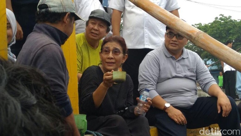 Ini Gaya Menteri Susi Saat Bertemu Nelayan Probolinggo Ini Gaya Menteri Susi Saat Bertemu Nelayan Probolinggo