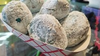 Valentine identik dengan makanan berbentuk hati dan berwarna pink cerah. Bakery di San Francisco, Psycho Donuts, membuat Blue Balls. Donat berbentuk bola biru ini khusus untuk para jomblo di hari Valentine. Foto: Psycho Donuts