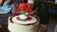 Masih di momen ulang tahunnya, kali ini Tasya tersenyum manis di depan kue besar. Bentuk lilinnya lucu ya? (Foto: instagram @tasyakamila)