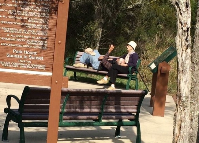 So sweet-nya, nenek pangku kakek di sebuah taman sambil mengobrol. Foto: ist