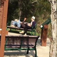 So sweet-nya, nenek pangku kakek di sebuah taman sambil mengobrol. Foto: ist