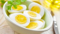 Untuk mendapatkan posisi kuning telur di tengah, balikkan telur saat disimpan dapam kulkas atau sebelum direbus. Foto: Istimewa