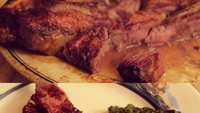 Di New York, Tasya menyempatkan diri mampir ke Peter Luger Steak House. Konon, restoran ini memiliki sajian steak paling enak di New York. Wah, gimana tuh rasanya? (Foto: instagram @tasyakamila)