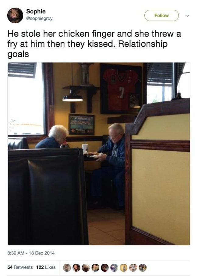 Suka bercanda juga salah satu bentuk romantisme. Seperti si kakek ini yang mencuri ayam dari istrinya. Si nenek pun membalas dengan melempar kentang goreng tapi lalu menciumnya. Foto: Twitter