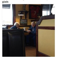 Suka bercanda juga salah satu bentuk romantisme. Seperti si kakek ini yang mencuri ayam dari istrinya. Si nenek pun membalas dengan melempar kentang goreng tapi lalu menciumnya. Foto: Twitter