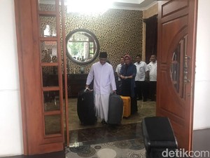 Gus Ipul Bersarung Seret Koper Tinggalkan Rumah Dinas Wagub Jatim