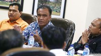 Anggota Ombudsman RI, Laode Ida memimpin diskusi soal izin pertambangan yang clear and clean, di Gedung Ombudsman RI, Jakarta, Rabu (14/2/2018).