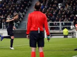 Spurs lantas mencatatkan peluang bagus, saat Kane menerima umpan terobosan dari Christian Eriksen di depan gawang. Namun tandukan Kane bisa dihalau Gianluigi Buffon. (Foto: Paul Childs/Action Images via Reuters)