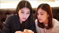 Setuju kan kalau keduanya mirip? Foto: Instagram Kartika Dewi