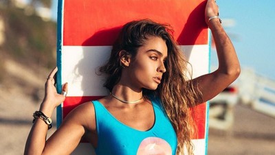 Foto-foto Guru Fitnes Cantik Main ke Pantai