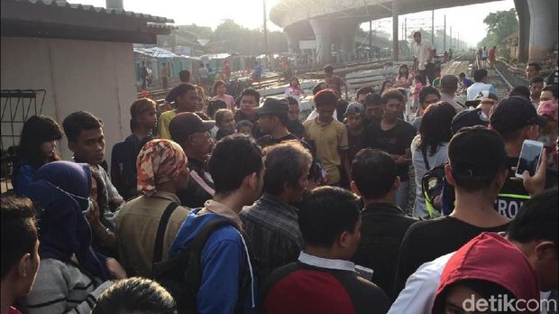 Wanita Tewas Tertabrak Kereta di Stasiun Klender Baru