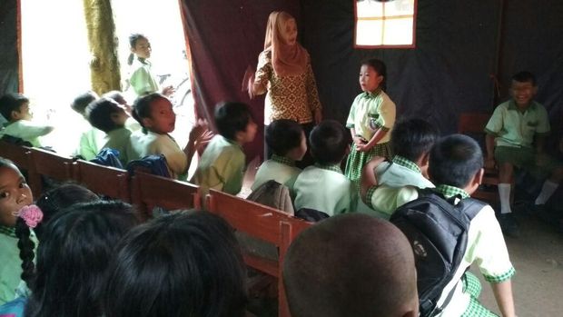 Suasana di dalam tenda