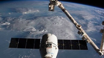 Berbagai pesawat luar angkasa datang dan pergi ke ISS membawa astronot atau perlengkapan. Foto: Instagram