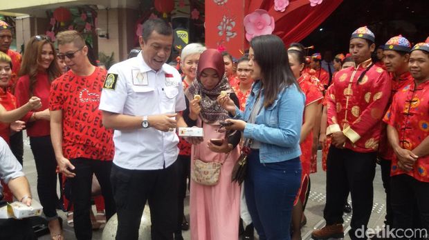 Kampanye Yogya Aman, Gadis-gadis Cantik Bagi 1.000 Bakpia di Malioboro