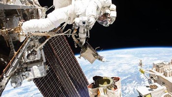 Astronot melakukan spacewalk untuk memeriksa salah satu komponen di ISS. Foto: Instagram
