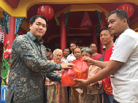 Berbagi Berkah Imlek dengan Warga Pinggiran Kabupaten Tangerang