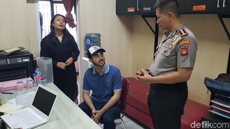 Bertopi, Ini Penampakan Fachri Albar Saat Diperiksa Polisi Bertopi, Ini Penampakan Fachri Albar Saat Diperiksa Polisi