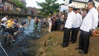 Presiden bersama Mendes PDT meninjau proses pengerukan atau normalisasi Sungai Wai Hatukau di Desa Batu Merah, Kecamatan Sirimau, Kota Ambon. Pengerukan sungai ini menggunakan anggaran dana desa dengan sistem Padat Karya Tunai (PKT). Foto: dok. Kemendes PDT