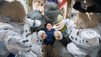 Seorang astronot asal Jepang di antara kostum astronot untuk spacewalk. Foto: Instagram