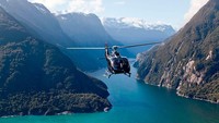 Perusahaan helikopter Over The Top mematok harga USD 562 (Rp 7,6 juta) per orang untuk piknik helikopter (FlyNZ)