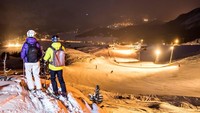 Biasanya spot itu bakalan ramai wisatawan yang mau main ski. Tapi Kulm Hotel bisa mengajak traveler ke sana di luar jam sibuk, mulai pukul 19.00 malam hingga 02.00 pagi (Kulm Hotel)