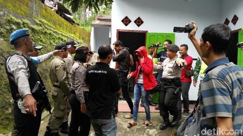 Empat Pasangan Bukan Suami Istri di Hotel Melati Diamankan Polisi Empat Pasangan Bukan Suami Istri di Hotel Melati Diamankan Polisi