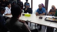 Kapolda Jabar Irjen Agung juga menyampaikan agar para paslon dapat mengikuti Pilgub sesuai aturan. Pihaknya berpesan agar para paslon tidak menjalankan cara-cara kotor selama pelaksanaan Pilgub.