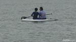 Menteri Susi Renang dan Naik Paddle Board Pantau Hiu di Probolinggo