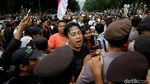 Demo Tolak Permenhub, Aliando Saling Dorong dengan Polisi