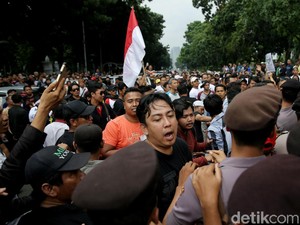 Video Kericuhan Aksi Aliando dan Polisi, Sempat Saling Dorong
