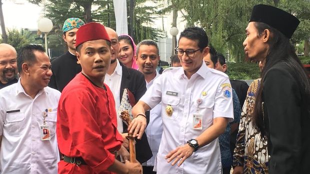 Sandi disambut dengan budaya betawi Palang Pintu.