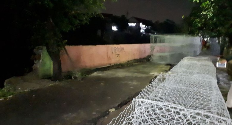 Tembok Pembatas Bantaran Kali Ciliwung di Kampung Berlan Roboh Tembok Pembatas Bantaran Kali Ciliwung di Kampung Berlan Roboh