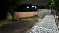 Tak hanya retakan jalan yang semakin melebar, tembok turap di Kampung Berlan juga sudah semakin banyak yang terjatuh ke sungai. Pada Rabu (14/2) malam, tembok turap di tepi Kali Ciliwung tersebut sempat roboh 3 kali. (Foto: dok. Twitter BPBD DKI)