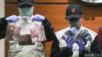 Penyidik menggelar barang bukti di gedung KPK, Jakarta, Rabu (14/2/2018).