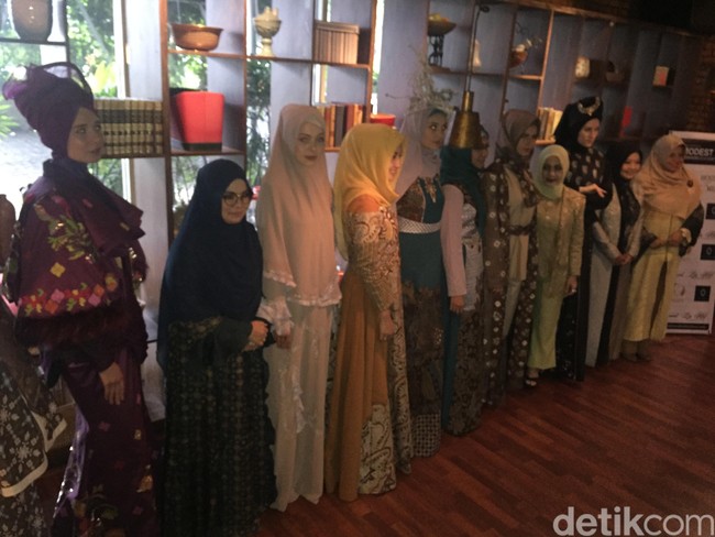 Aisyah Rupindah Chan mengangkat kebudayaan Jambi pada koleksi yang ditampilkan di Fashion Scout 2018. Dengan berani, ia memamerkan busana syari dengan motif tradisional khas Jambi dengan aksen bordir yang cantik. (Foto: Daniel Ngantung/Wolipop)